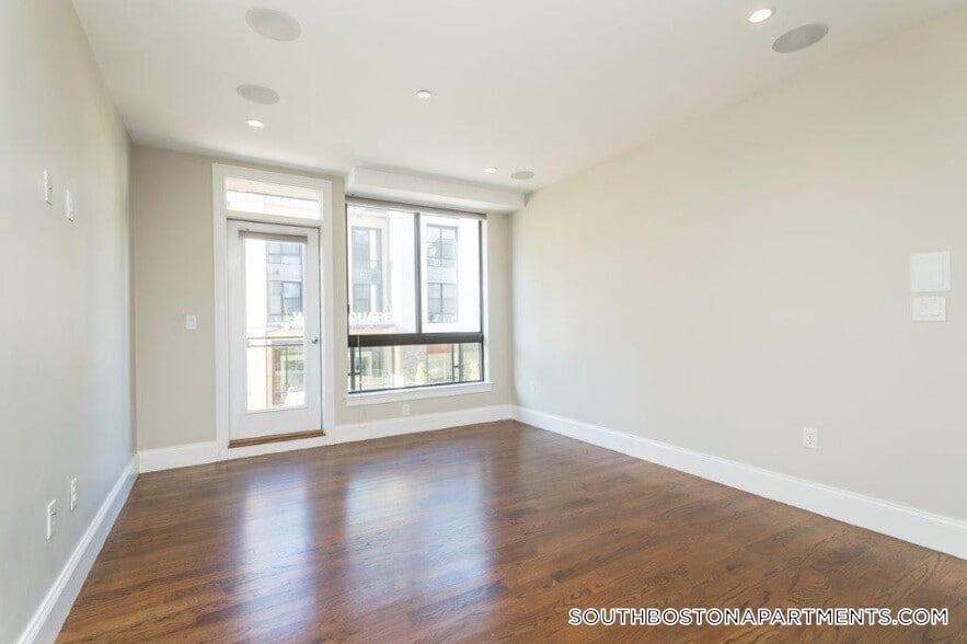 Building Photo - 339 D St