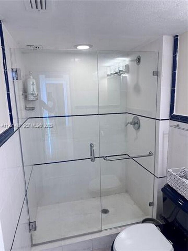 Building Photo - 3140 S Ocean Dr