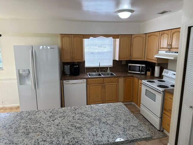 Building Photo - Fully Furnished 2/2 Condo!