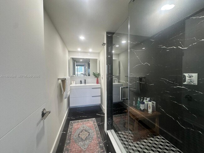 Building Photo - 2555 Collins Ave