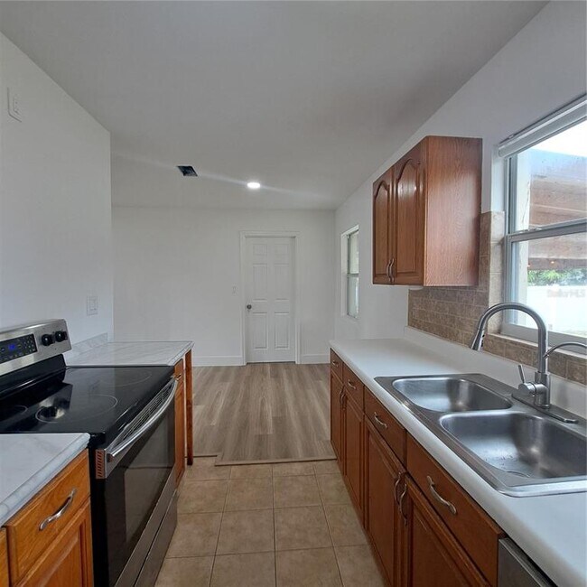 Building Photo - 2851 28th Ave N