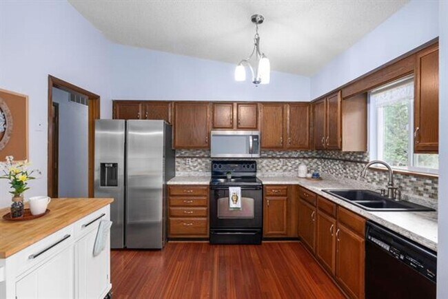 Building Photo - Spacious home near 55th st. S. and Broadway