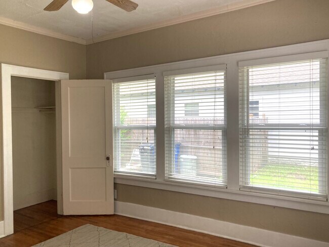 Building Photo - 1123 S Lewis Pl
