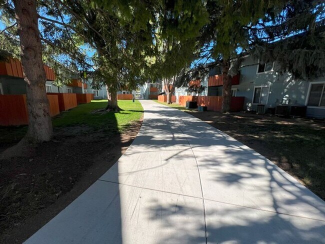 Building Photo - Ground Floor Two Bedroom with Community...