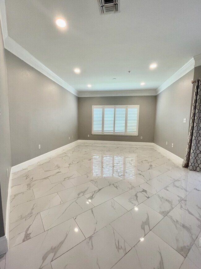 Living room - 4333 Bayside Village Dr