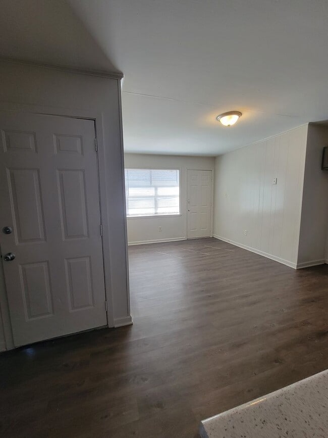 Building Photo - 3 bedroom 1 bathroom