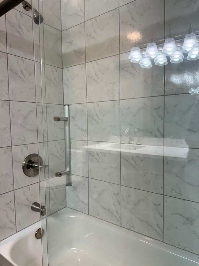 Building Photo - PRICE REDUCED! 3 bedroom, 2.5 bath Townhou...