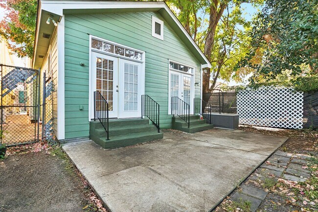 Building Photo - 4535-4537Tchou