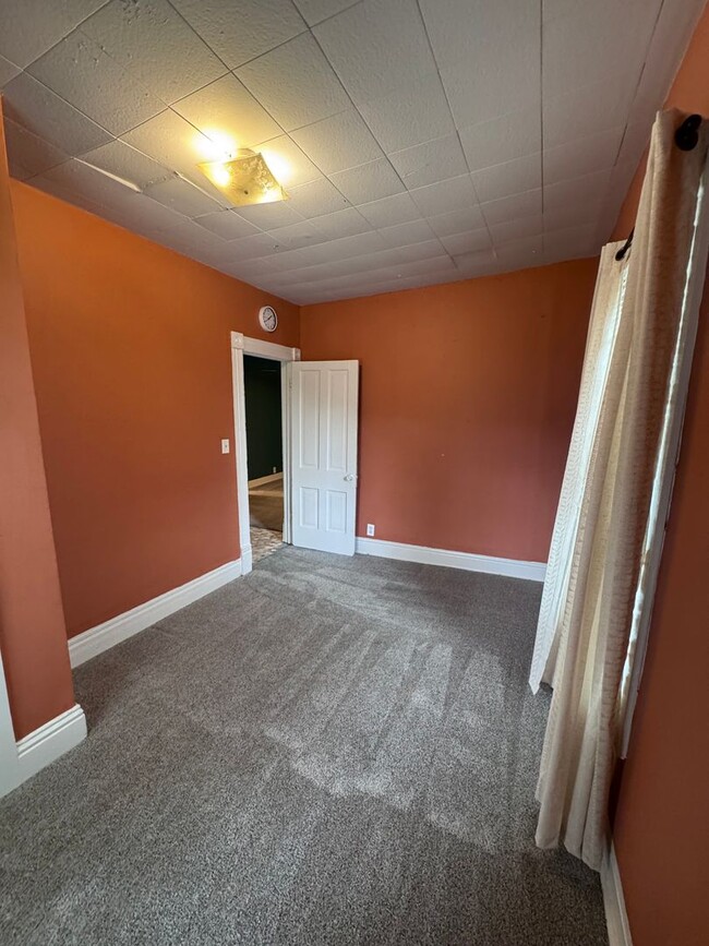 Building Photo - Updated South End 3 Bedroom