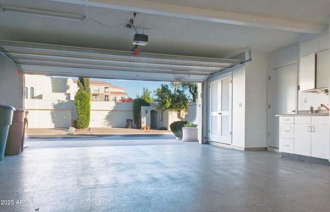 Building Photo - 6945 E Glenrosa Ave