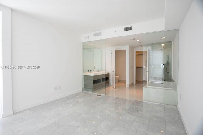 Building Photo - 650 NE 32nd St