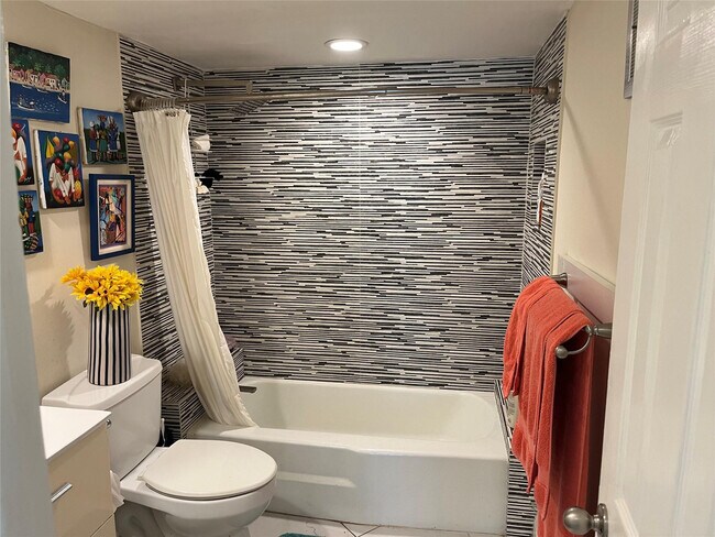 Building Photo - 639 W Oakland Park Blvd