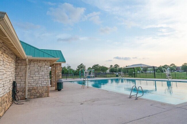 Building Photo - 2727 Roaring Oaks Ln
