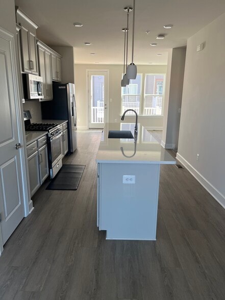 Building Photo - 3581 Carnaby St