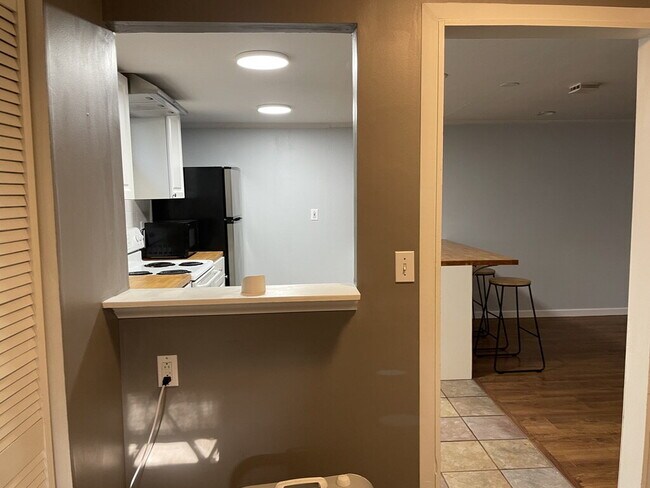 Building Photo - Spacious 1,000 Sq Ft 1 bedroom Lower Unit ...