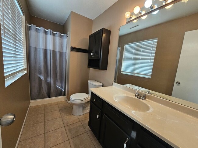 Building Photo - 3 bedroom 2.5 bath with an additional family room, Linn Mar School Area