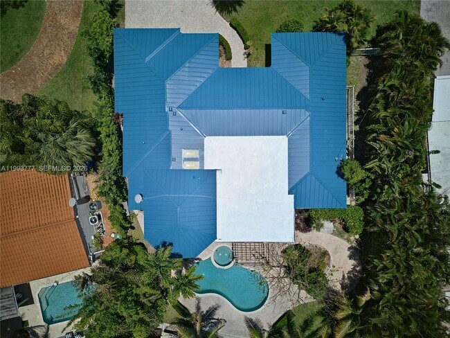 Building Photo - 2801 Coral Shores Dr