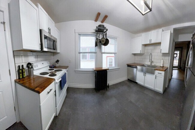 Building Photo - 1321 Milton St