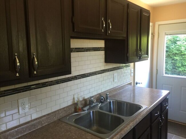 Building Photo - $1475 Charming, remodeled 3-Bed/1-Bath 952...