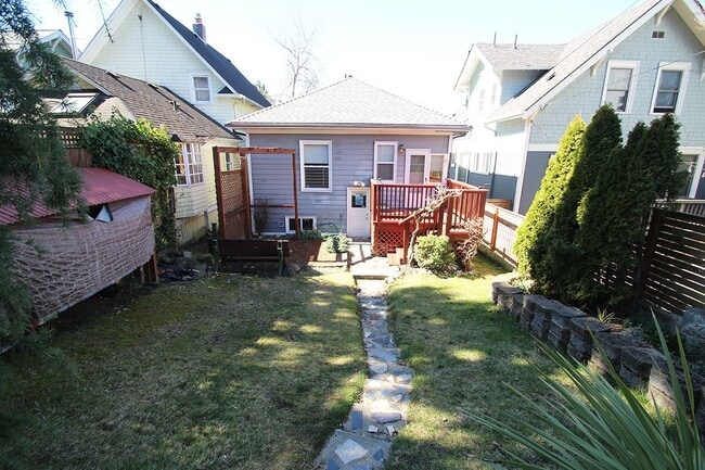 Building Photo - NICELY MAINTAINED 4 BED QUEENE ANNE HOME FOR RENT W GARAGE!