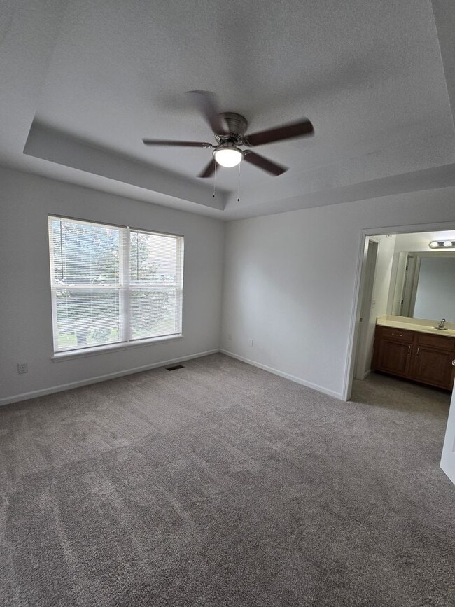 Building Photo - 3 bedroom duplex