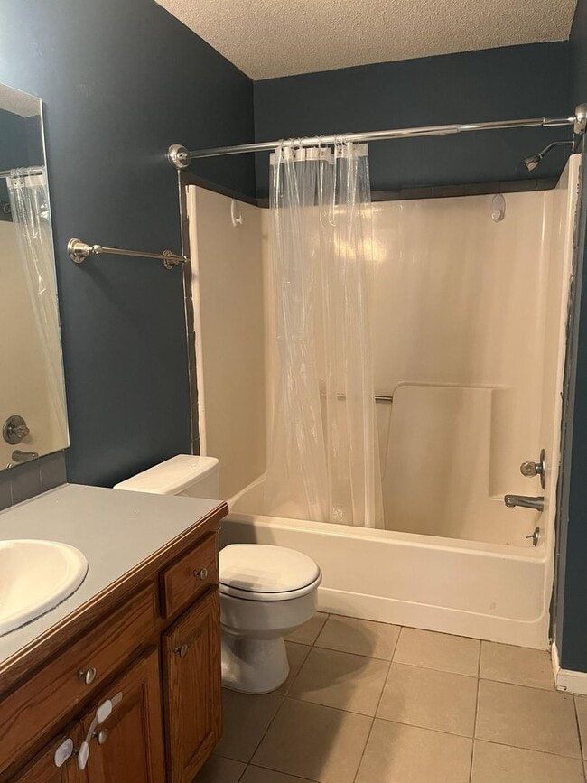 Building Photo - 3 bed 2.5 bath townhome off Bob Billings!