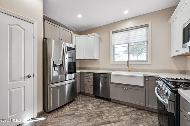 Building Photo - 3853 E Sabra Ln