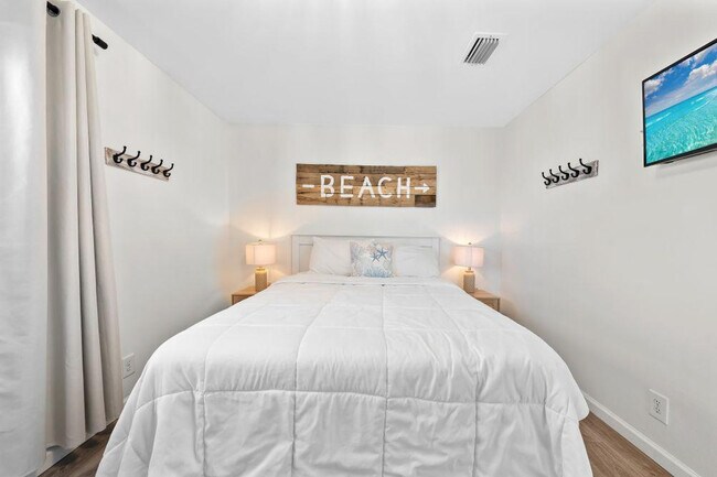 Building Photo - 1118 W Beach Blvd