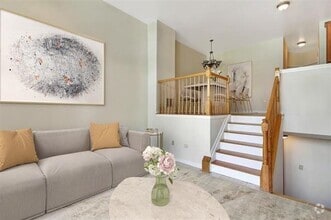 Building Photo - 268 Roslyn Ct