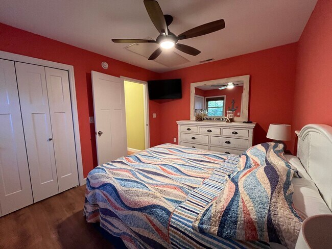 Building Photo - Furnished 2 Bedroom Duplex, Utilities Included, Available August 2026 Through May 2027!