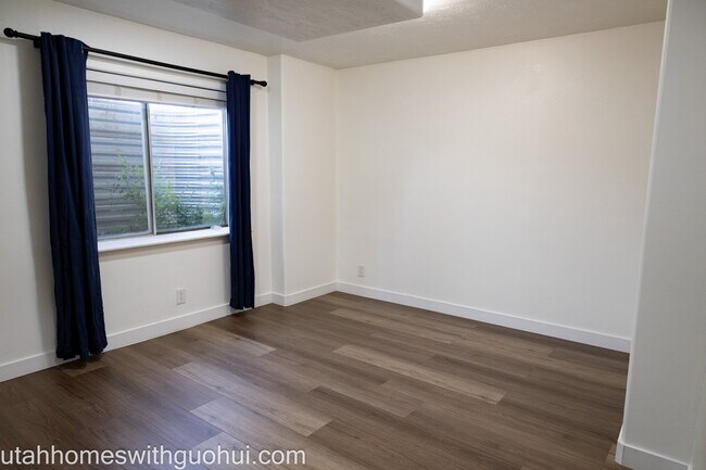 Building Photo - 441 2280 N