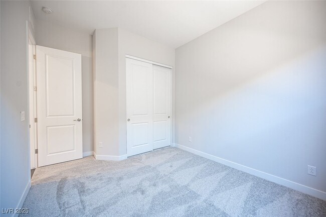 Building Photo - 117 Royal Cascade Ave