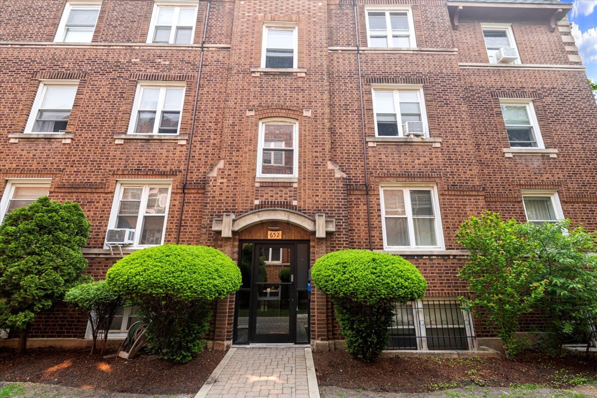 Building Photo - 652 W Oakdale Ave