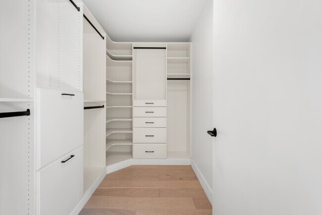 Building Photo - 70 Rainey St