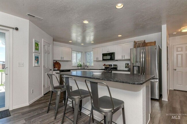 Building Photo - Large 5 Bedroom 3 Bath Home in Meridian _ Dog Friendly!