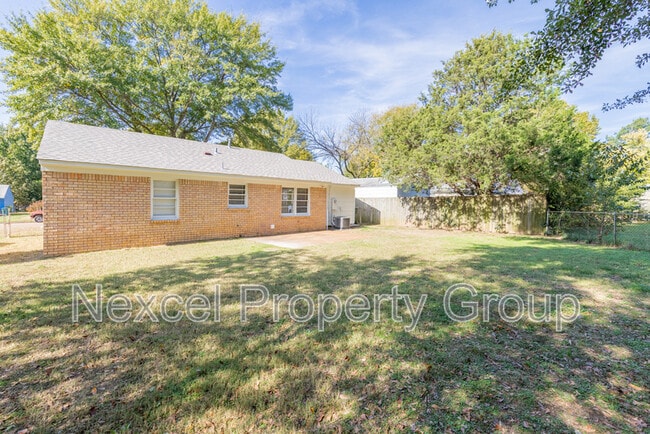 Building Photo - 8254 Elmbrook Dr
