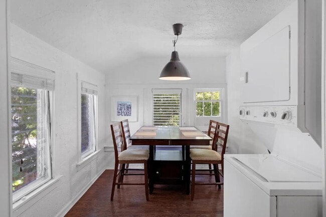 Building Photo - 204 S M St