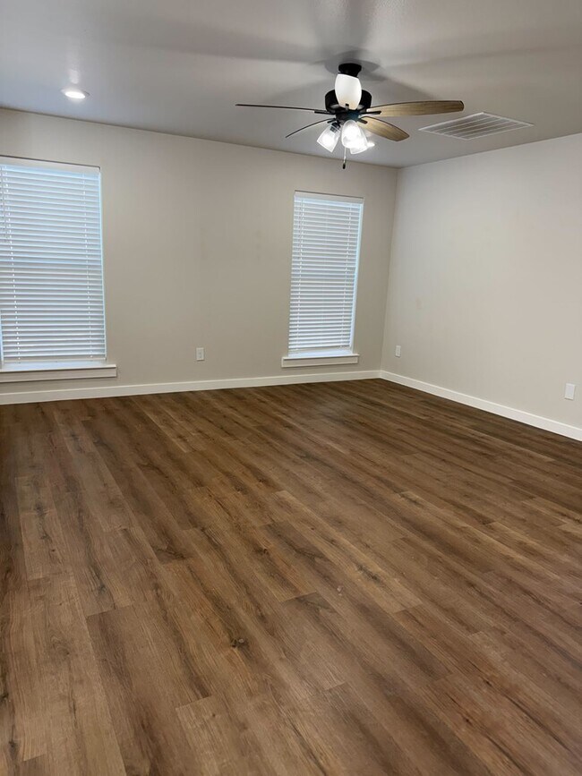 Building Photo - 10307 Creek St