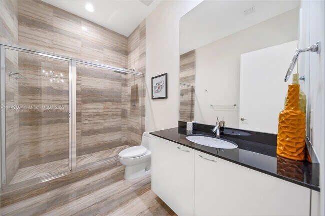 Building Photo - 15811 Collins Ave