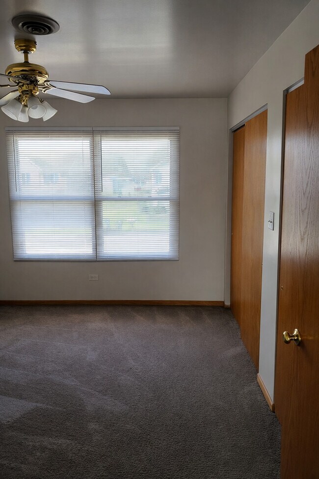 Building Photo - 465-479 N School St