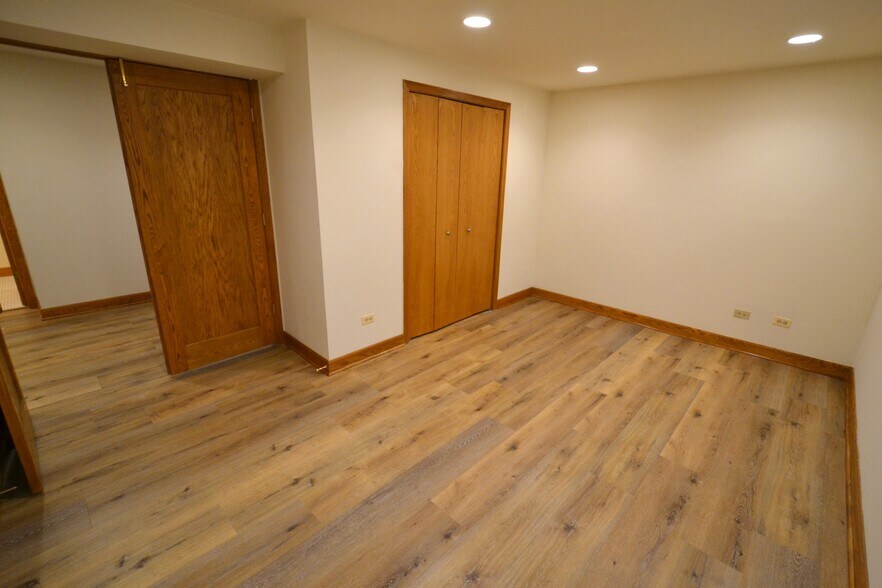 Building Photo - 3767 N Lakewood Ave
