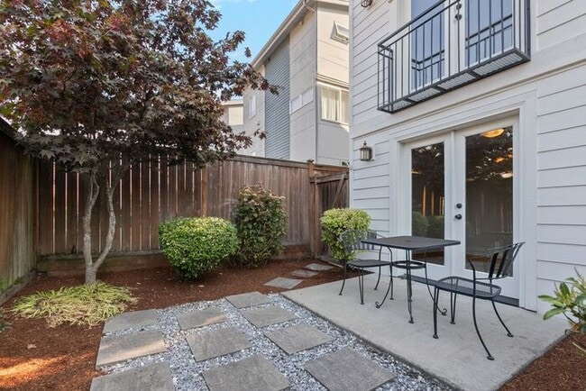 Building Photo - BEAUTIFUL Urban Townhome in Coveted West S...