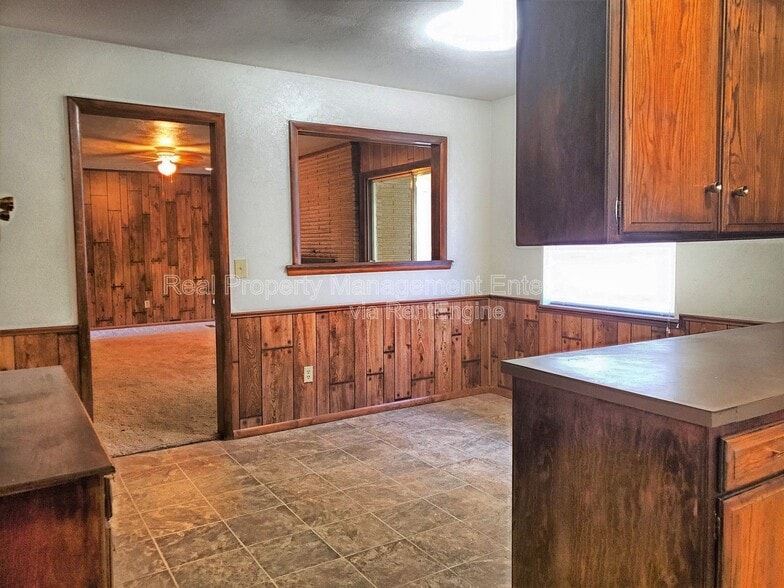 Building Photo - 301 S Ranchwood Manor Dr