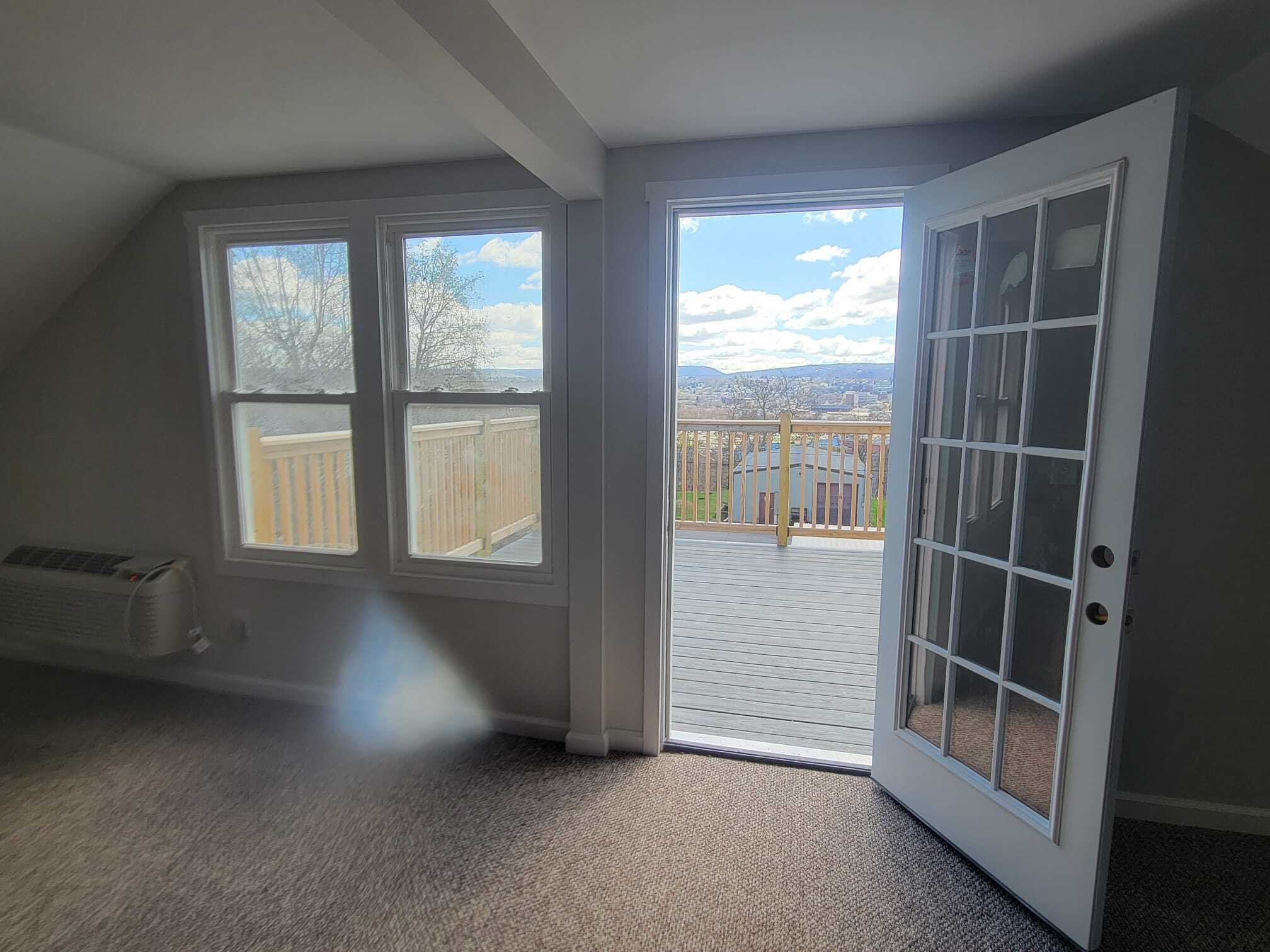 Loft opens to 3rd floor huge deck - 720 N Main Ave