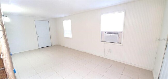 Building Photo - 1420 Simmons Rd