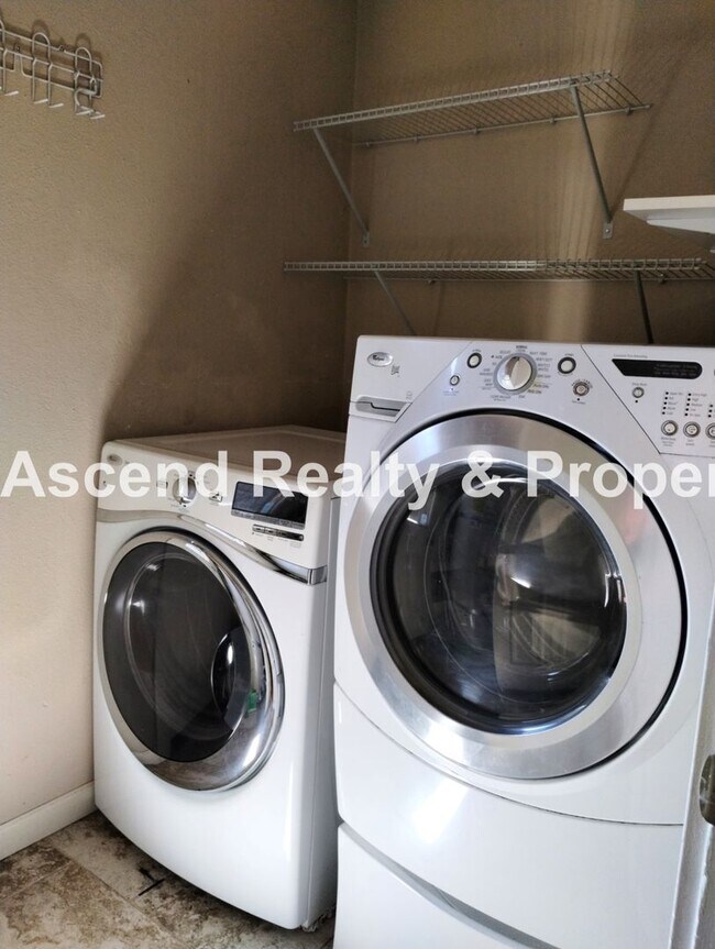 Building Photo - Spacious One Level Open Floor Plan with La...