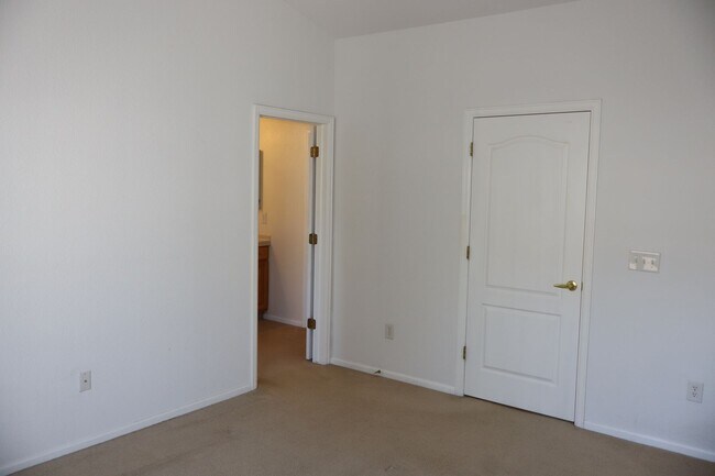 Building Photo - Spacious 2 Bed, 2.5 Bath Fort Collins Town...