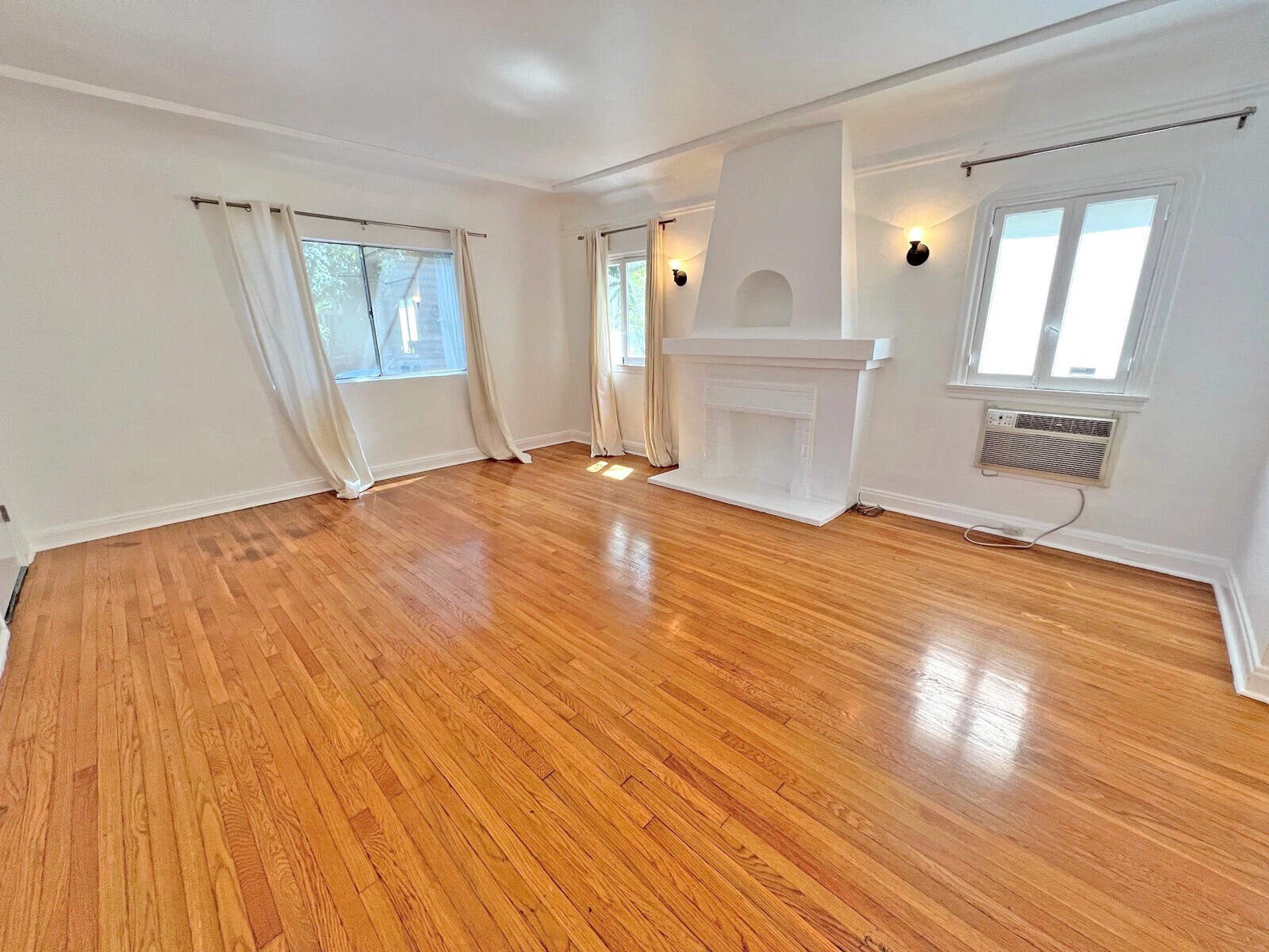 Building Photo - 335 N Orange Grove Ave