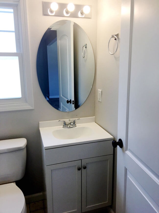 Building Photo - Beautifully Remodeled and Rent Ready.