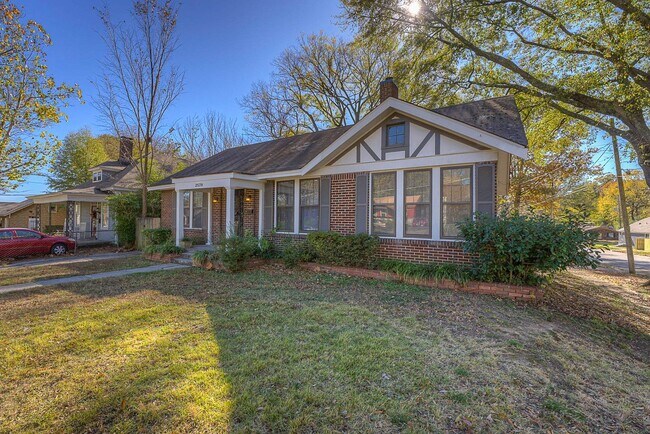 Primary Photo - Gorgeous, renovated Midtown 3/1.